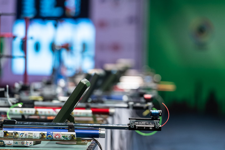 Pas de tir sportif avec carabines alignées et cibles électroniques